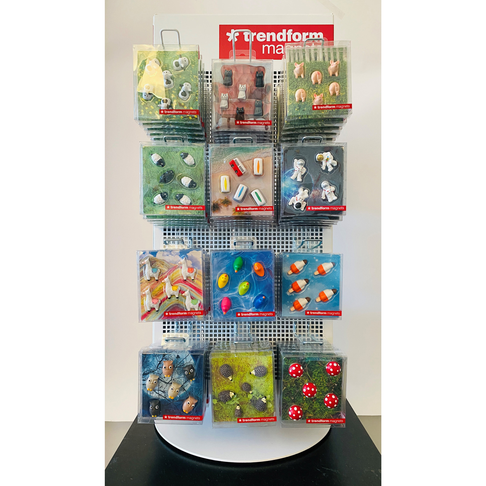 Thekendisplay MAGNETS 2.0 gefüllt (Bestseller) Metall, drehbar, weiss, 30 Haken, 2-seitig