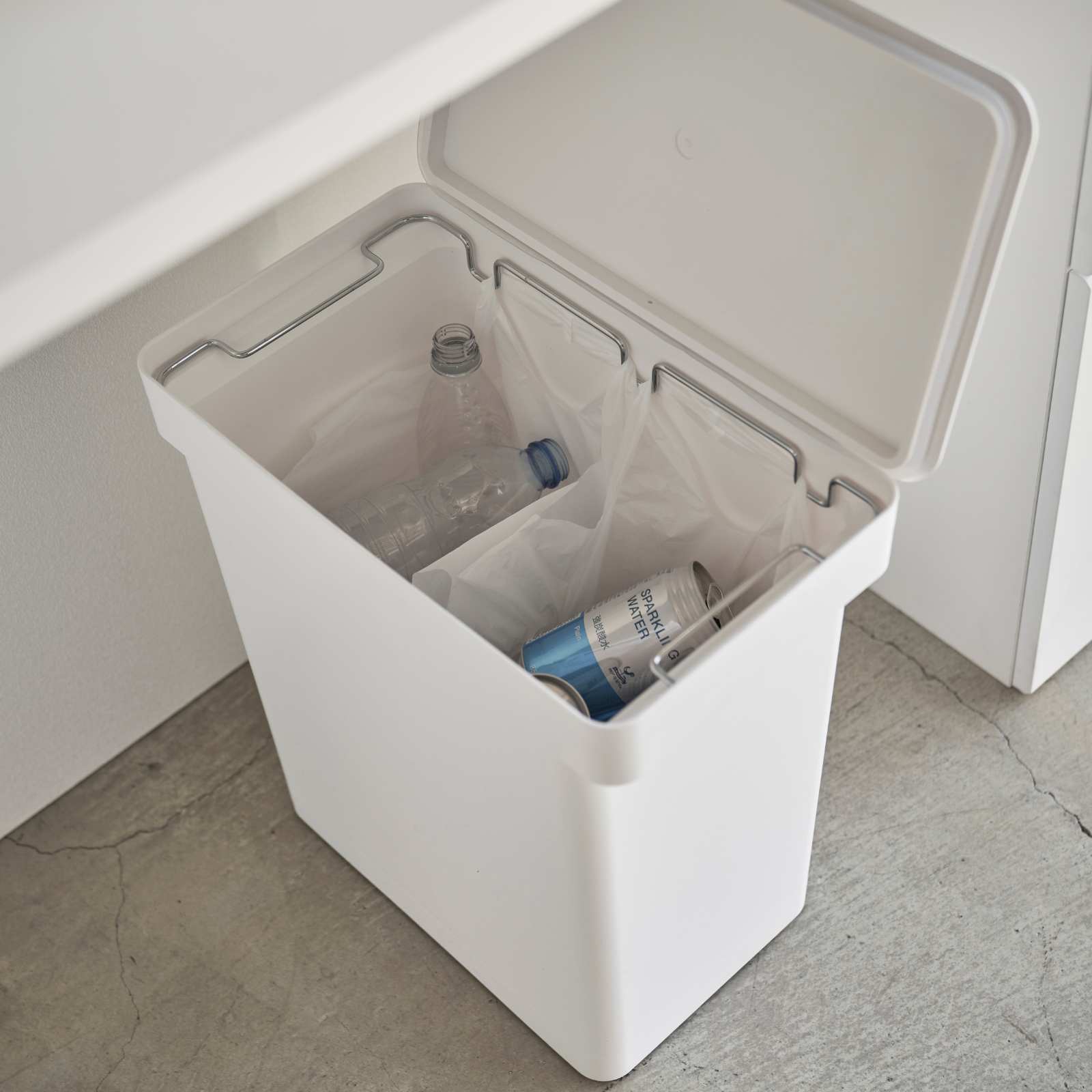 Luftdichter Mülleimer mit Rollen TOWER weiss 