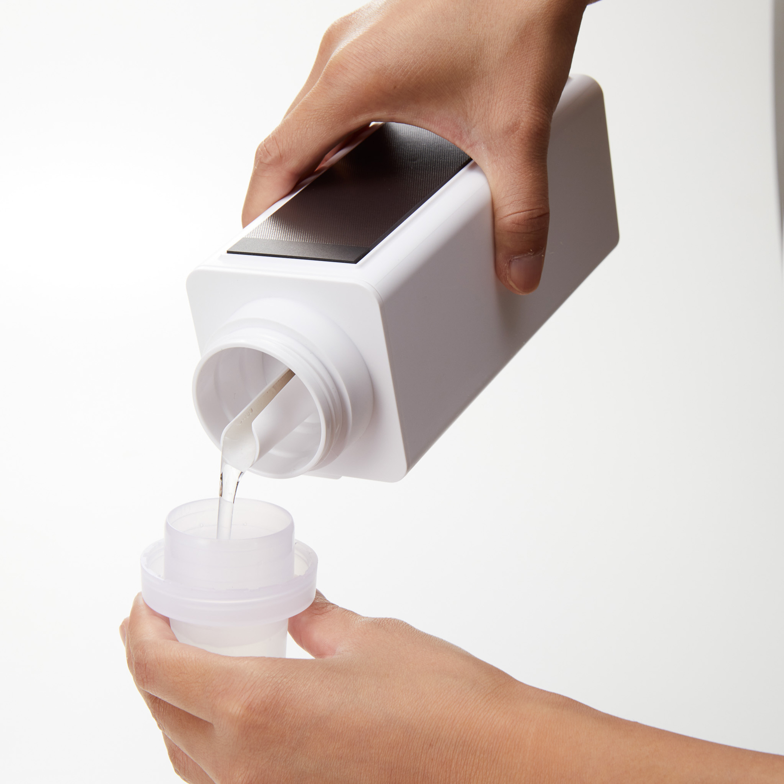 Magnetische Flasche TOWER weiss für Waschmittel und Seife
