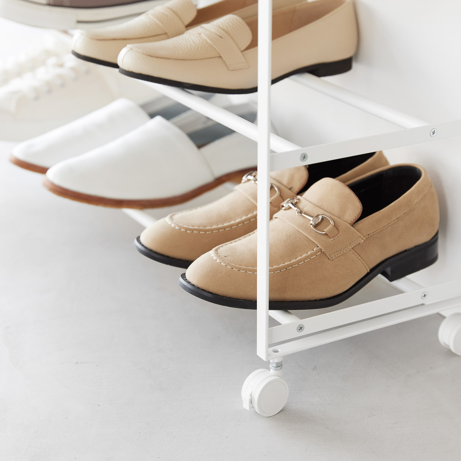 TOWER 5-stöckiges Schuhregal weiss  mit Holzablage und Rollen