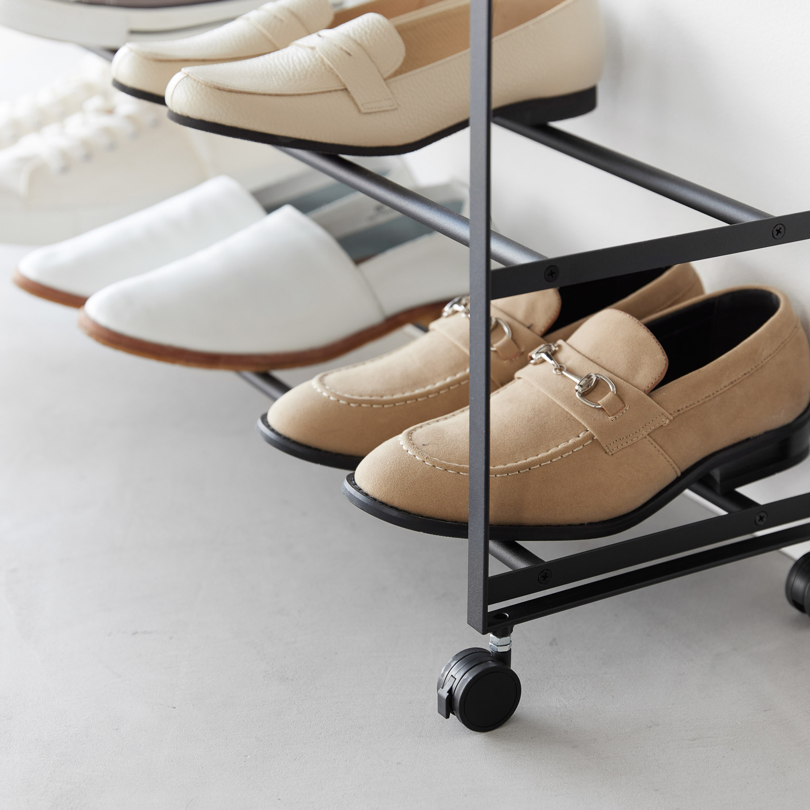 TOWER 5-stöckiges Schuhregal schwarz  mit Holzablage und Rollen