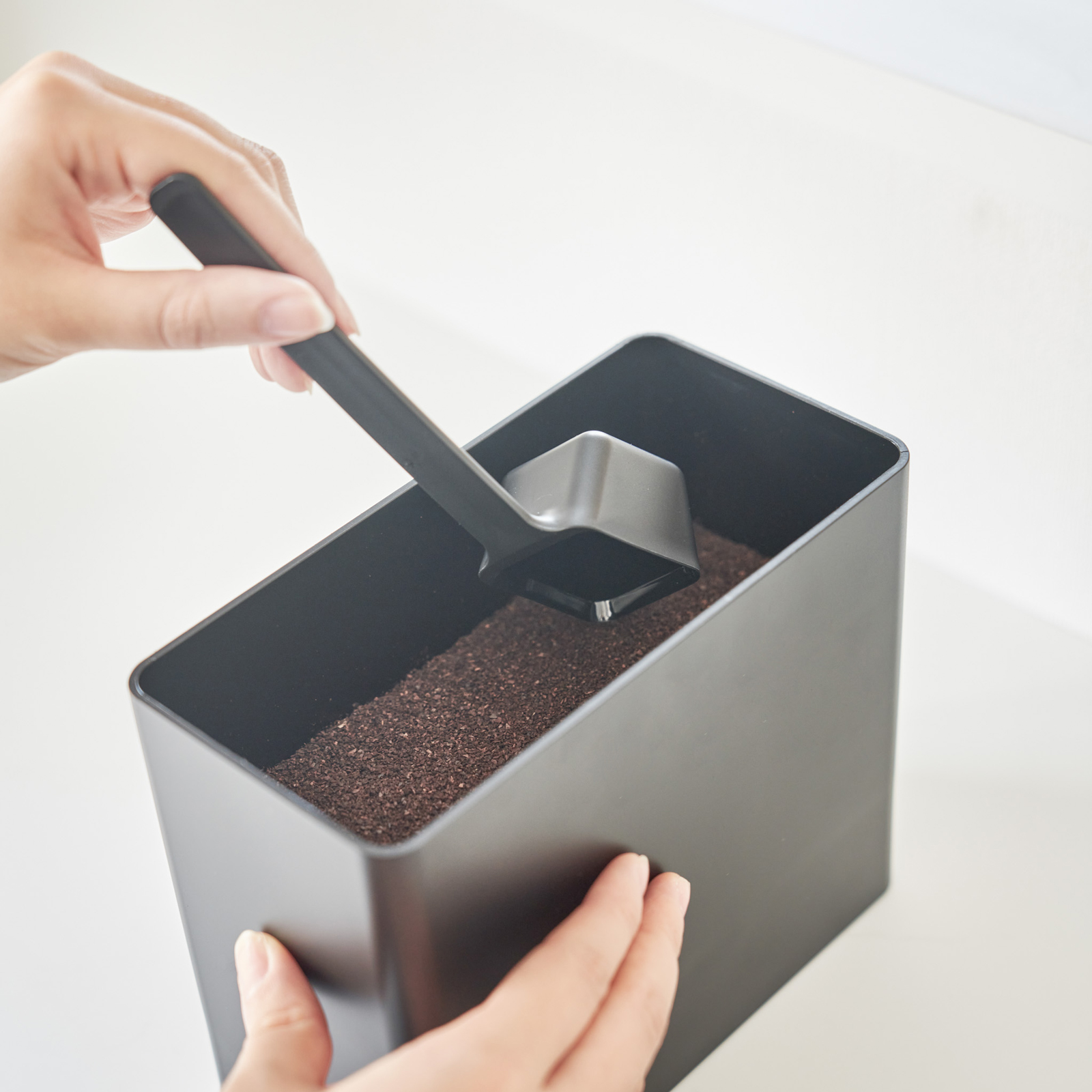 Luftdichte Kaffeedose TOWER schwarz 
