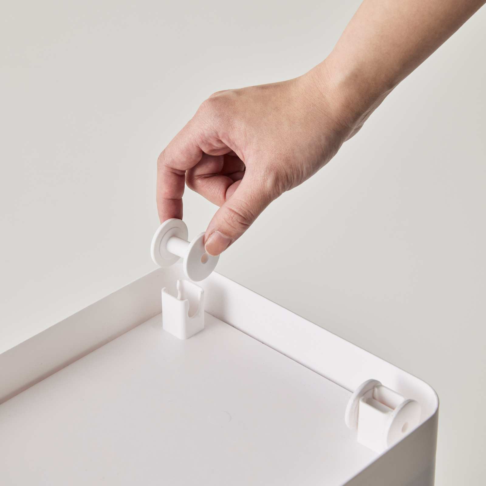 Luftdichter Mülleimer mit Rollen TOWER weiss 