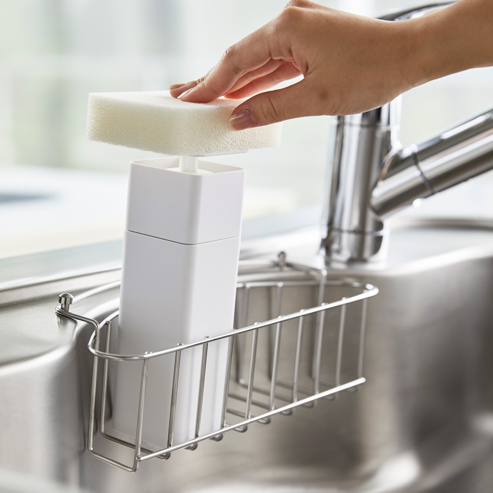 Push-Seifenspender TOWER weiss 