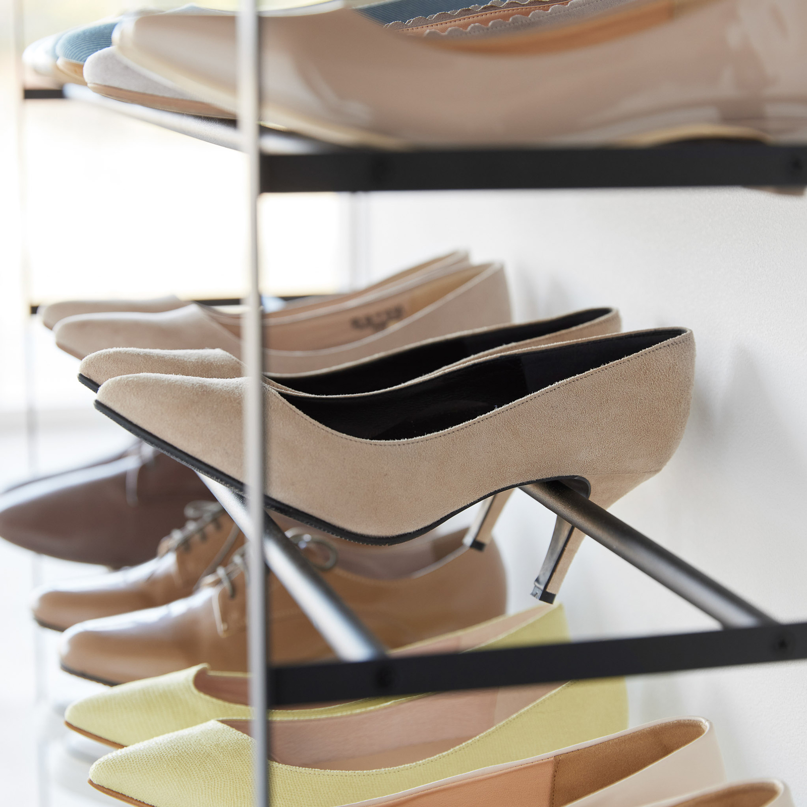 TOWER 5-stöckiges Schuhregal schwarz  mit Holzablage und Rollen