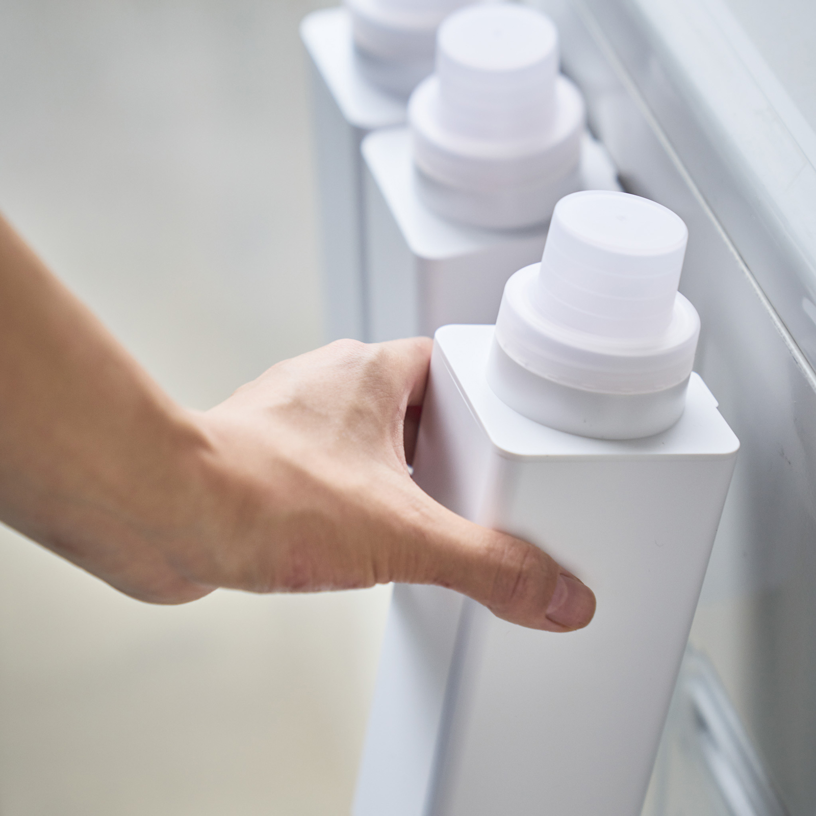 Magnetische Flasche TOWER weiss für Waschmittel und Seife
