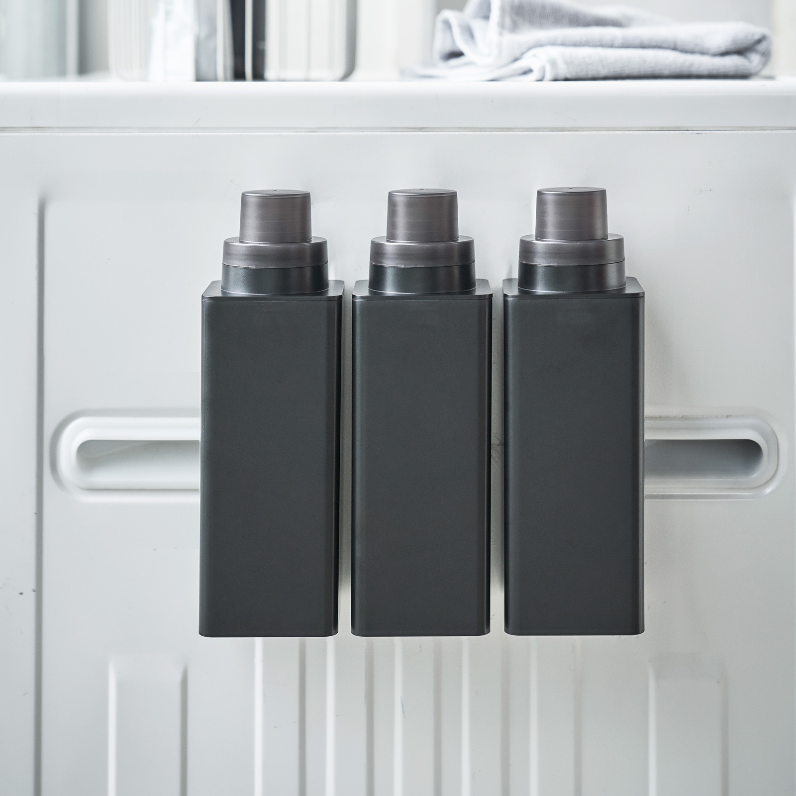 Magnetische Flasche TOWER schwarz für Waschmittel und Seife