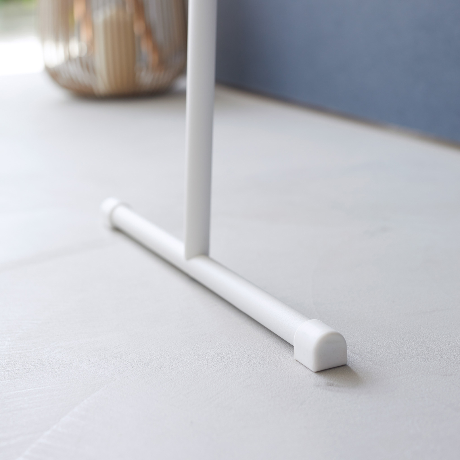 TOWER Lehnender Kleiderständer weiss zum Dampfbügeln