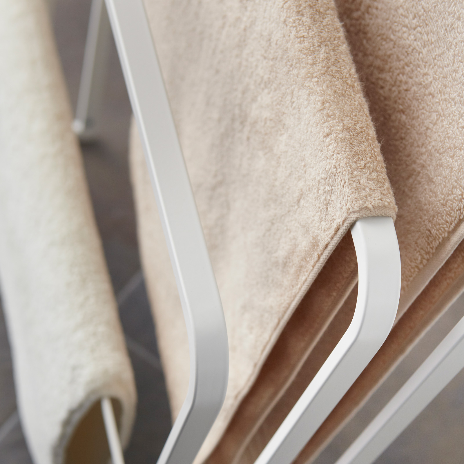 Badetuch-Halter TOWER weiss 
