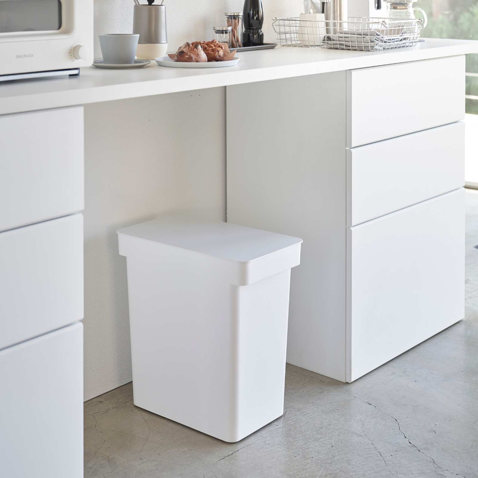 Luftdichter Mülleimer mit Rollen TOWER weiss 